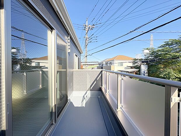 【バルコニー】洋室7帖に面した、奥行きのある東向きバルコニー