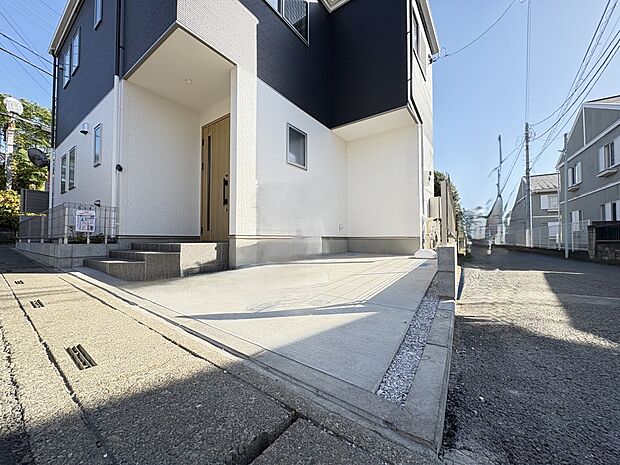 【駐車場】玄関横に駐車スペース・戸建である大きなメリットとなる駐車場