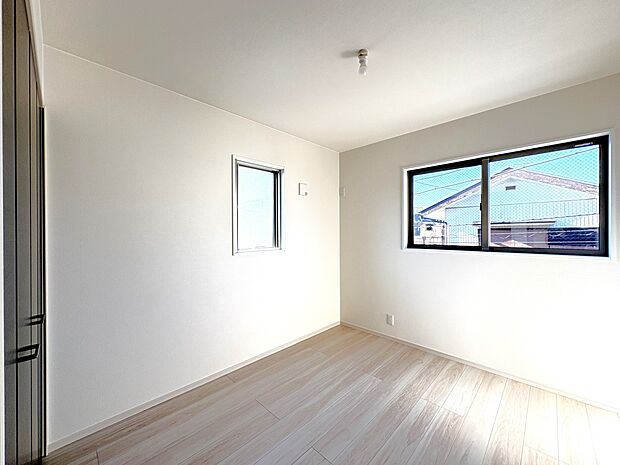 【洋室 5.2帖】2階に7帖の他、5.2帖の3部屋・全室クローゼット収納を完備