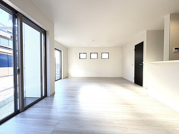 【LDK20帖】大きな窓を2面に配置、3方位の採光で明るく開放的な広々ＬＤＫ