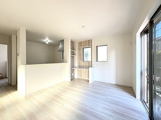 【LDK20帖】キッチンカウンターの横に スタディカウンターと飾り棚を造作