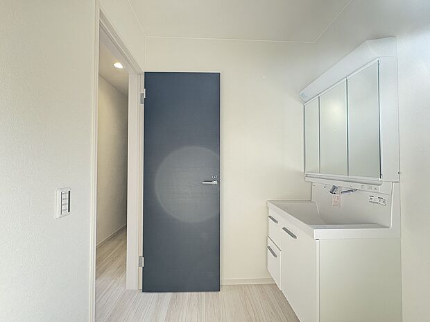 【洗面室】窓のある明るい洗面室