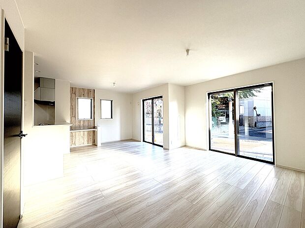 【LDK20帖】スタディーカウンターの造作、アクセントクロスの配色もデザインされたリビングフロア