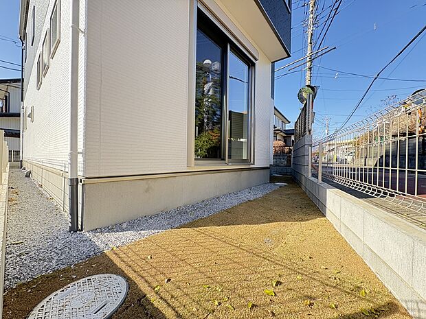 【庭】芝生を敷いた庭スペース・リビングに面した空間