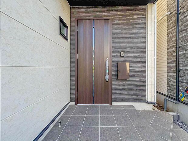 2号棟【玄関】家の顔となる玄関は、高いデザイン性が求められます。高級感と断熱性、防犯性に優れた玄関ドアを標準装備。ピッキング対策のセキュリティサムターン等、防犯に考慮しました。