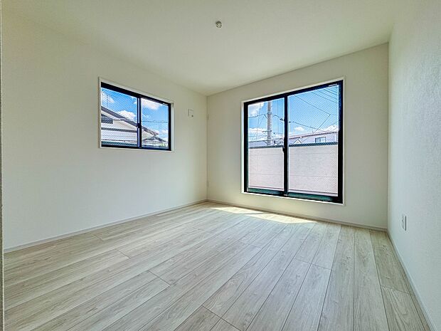 2号棟【寝室8.1帖】シンプルな内装はおしゃれのポイントです。シンプルは華美より飽きがこないからです。色や模様でおしゃれ感をだす。それがシンプルイズビューティーです。