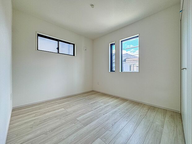 2号棟【洋室5.2帖】シンプルにデザインされた室内。家具やレイアウトでお好みの空間に。