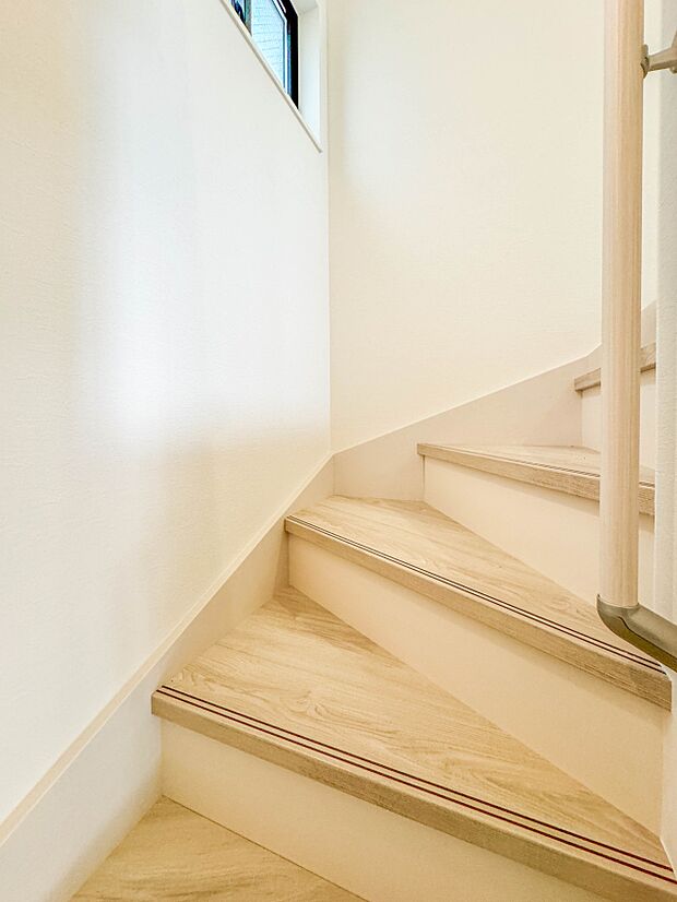 2号棟【手すり付階段】手すりがないと階段の昇り降りで危険なことはもちろん、壁に手をつきながら歩くことで壁紙が汚れやすくなります。すべての方に快適に昇り降りしていただくため、手すりを設置しまし…