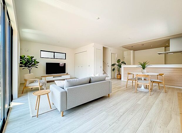 2号棟【LDK16.1帖+4.6帖】広いリビングにはお気に入りの家具を配置し、思い通りの空間に。※現況の物件写真に、CGによる画像処理（家具等の配置）がされています。