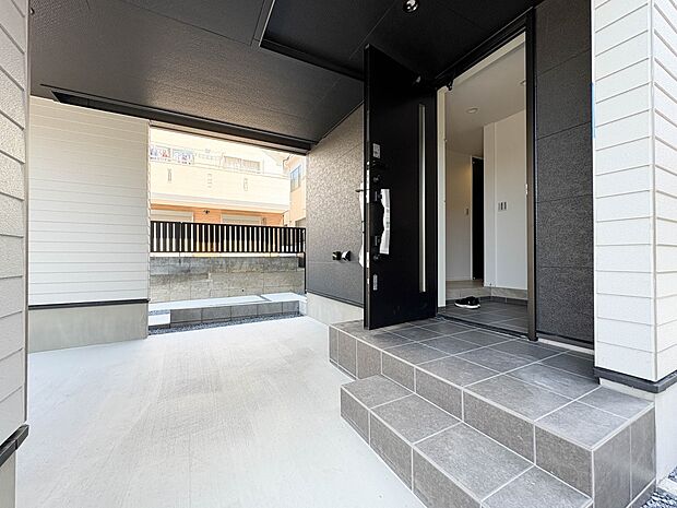 【玄関】家の顔となる玄関は、高いデザイン性が求められます。高級感と断熱性、防犯性に優れた玄関ドアを標準装備。ピッキング対策のセキュリティサムターン等、防犯に考慮しました。