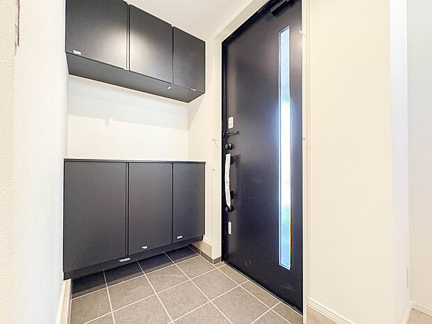 【シューズボックス（下駄箱）】  大型のシューズボックスには靴やブーツ、サンダルはもちろん、ハンカチや手袋、バック類などのお出かけ用品、印鑑や朱肉なども収納可能です。