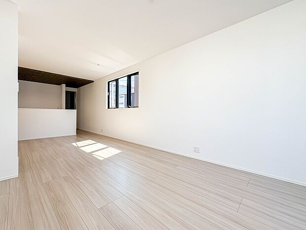 【リビング　16.3帖】うららかな陽射しがどのお部屋にも降り注ぎますように、快適さを追求した間取設計。得難い立地環境での生活を恵みの豊かな永住の地へと変えてくれます。