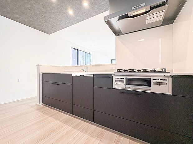 【キッチン16.3帖】ナチュラルな自然光の中での調理。会話が弾む対面型キッチン。お洒落な食器類を余裕で収納できるスペース。動きやすい女性目線のキッチン動線。これからはお料理をつくる時間が劇的…