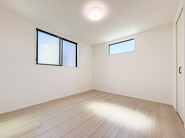 【寝室　7.4帖】シンプルな内装はおしゃれのポイントです。シンプルは華美より飽きがこないからです。色や模様でおしゃれ感をだす。それがシンプルイズビューティーです。