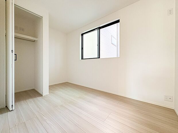 【子供部屋　4.6帖】お子様のお部屋にぴったりなクロークを備えたフローリング仕様の洋室です。