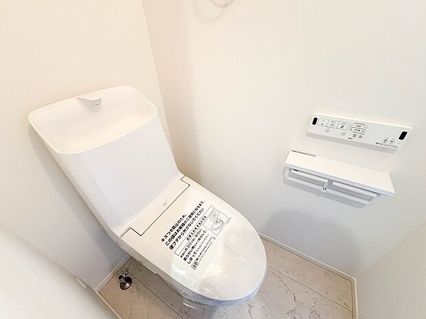 【トイレ】トイレはほどよい空間。居心地のよいスペースといえます。落ち着き、ホッとでき、我にかえる場所。トイレは自分をみつめる場所でもあるのです。