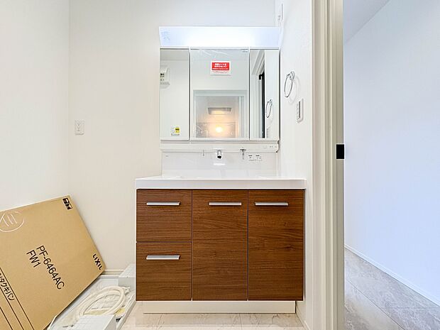 【洗面台】 十分な大きさの洗面台は、身だしなみチェックや歯磨きなど、朝の慌ただしい時間でもホテルライクなスペースで余裕とゆとりを感じて頂けます。