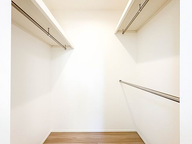 【WIC（ウォークインクローゼット）】  たくさんの洋服をかけてもシワになりにくいウォークインクローゼット。洋服以外にも、普段使わない家電やスーツケース、ストック品など何でも片付く嬉しい空間…