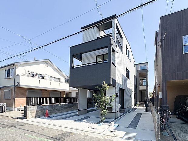 【外観】家族の温かさと陽光の暖かさ、楽しい毎日と明るい未来を予感させる「空間が織り成すひとつ先の住み心地」を演出します。