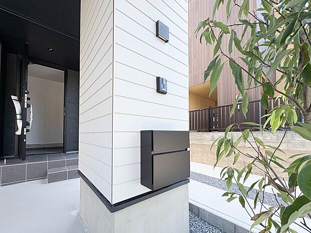 【宅配ボックス】ネットショッピングなどでお買い物したものの受け取りに手間が省けます。