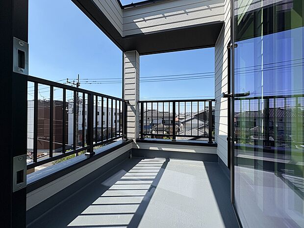 【バルコニー】澄み切った青空と、心地良い風を感じるワイドバルコニー。