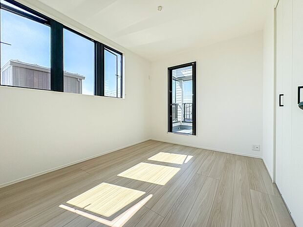 【洋室　5.3帖】柔らかな陽光とフローリングの色味が調和した快適な空間。