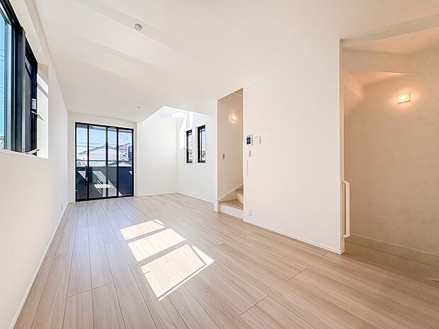 【ダイニング　16.3帖】忙しい朝でも家族揃って食事をしたいゆとりあるダイニングスペース。