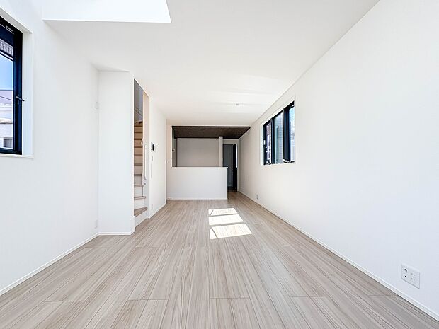 【リビングダイニング　16.3帖】シンプルなデザインの家は風情がある。住む人のこだわりを感じる。外観も内装もいたってシンプル。居心地がよく、家事や趣味、子育てなどにも集中できる。家も人間も熟…