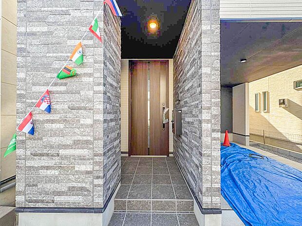 1号棟【玄関】家の顔となる玄関は、高いデザイン性が求められます。高級感と断熱性、防犯性に優れた玄関ドアを標準装備。ピッキング対策のセキュリティサムターン等、防犯に考慮しました。