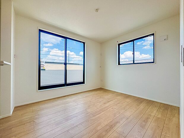 1号棟【寝室5.2帖】シンプルな内装はおしゃれのポイントです。シンプルは華美より飽きがこないからです。色や模様でおしゃれ感をだす。それがシンプルイズビューティーです。