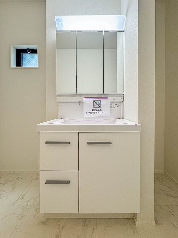 1号棟【洗面台】 十分な大きさの洗面台は、身だしなみチェックや歯磨きなど、朝の慌ただしい時間でもホテルライクなスペースで余裕とゆとりを感じて頂けます。