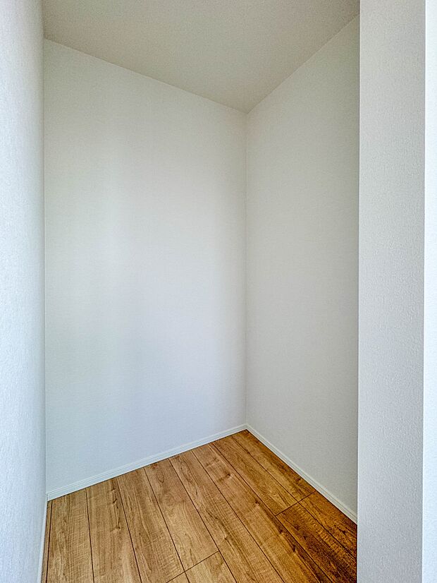 1号棟【WIC 寝室5.2帖】広いウォークインクローゼットは主寝室にはかかせないスペース。