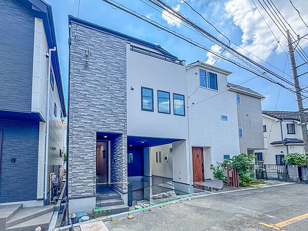 1号棟【外観】家族の温かさと陽光の暖かさ、楽しい毎日と明るい未来を予感させる「空間が織り成すひとつ先の住み心地」を演出します。