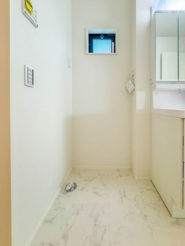 1号棟【ランドリースペース】毎日使う洗濯機。しっかりと奥行きのある置き場が確保されています。