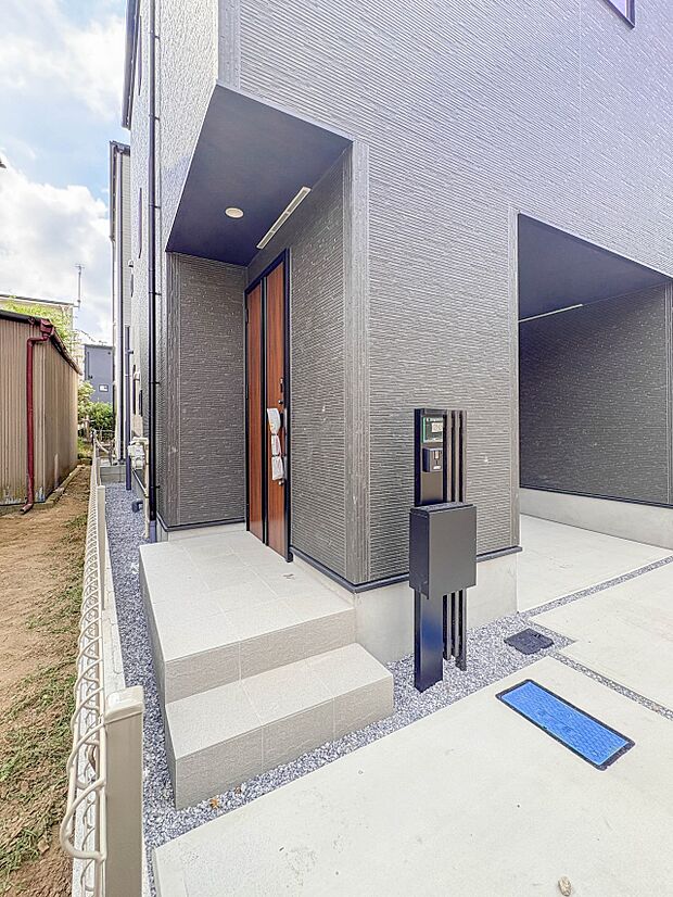 【玄関】玄関はおうちの顔と言われます。玄関アプローチは、外観デザインの印象を左右します。ご家族の個性を出しながら、素敵な玄関でお客様をお迎えしてください。