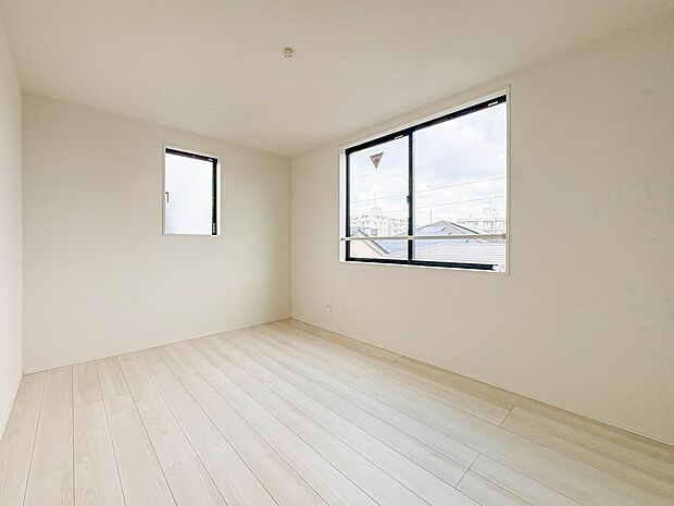 【子供部屋6帖】お子様のお部屋にぴったりなクロークを備えたフローリング仕様の洋室です。