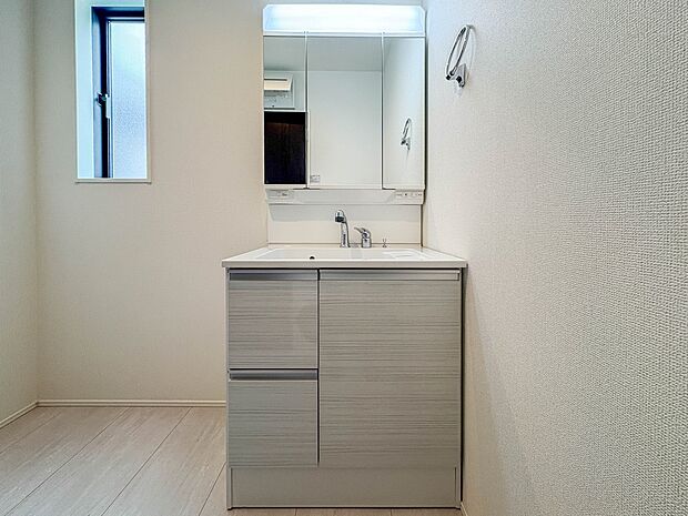 【洗面台】 十分な大きさの洗面台は、身だしなみチェックや歯磨きなど、朝の慌ただしい時間でもホテルライクなスペースで余裕とゆとりを感じて頂けます。