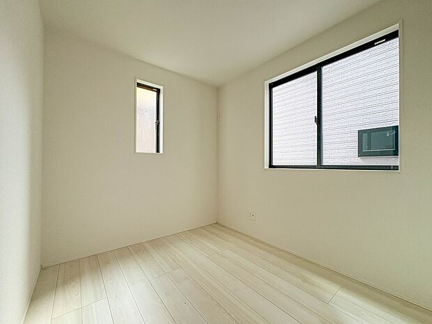 【洋室3.75帖】柔らかな陽光とフローリングの色味が調和した快適な空間。