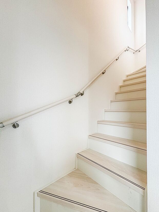 【手すり付階段】手すりがないと階段の昇り降りで危険なことはもちろん、壁に手をつきながら歩くことで壁紙が汚れやすくなります。すべての方に快適に昇り降りしていただくため、手すりを設置しました。