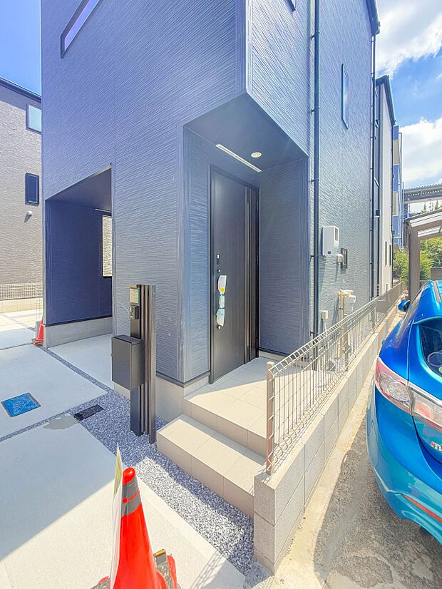 【玄関】玄関へ向かうまでのアプローチに漂う上質が期待感をもたせます。玄関は建物の顔。落着きを醸し出した自己主張が心に訴えてきます。