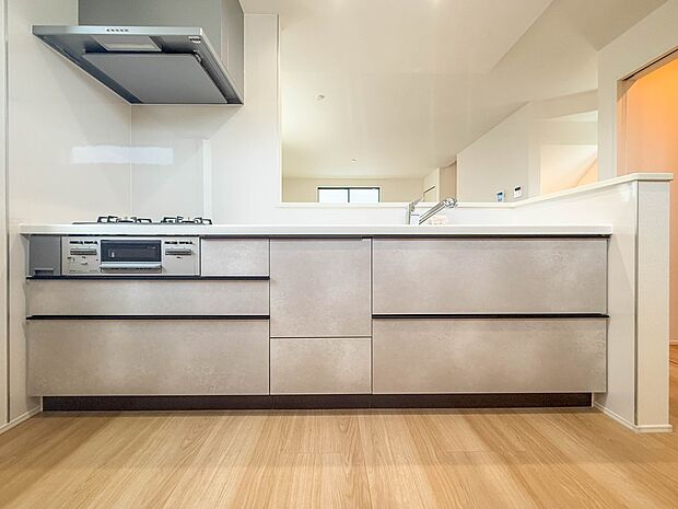 【LDK15帖】ナチュラルな自然光の中での調理。お洒落な食器類を余裕で収納できるスペース。動きやすい女性目線のキッチン動線。これからはお料理をつくる時間が劇的に変わります。