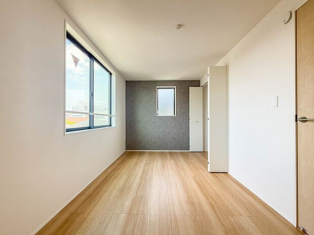【子供部屋6.87帖】お子様のお部屋にぴったりなクロークを備えたフローリング仕様の洋室です。