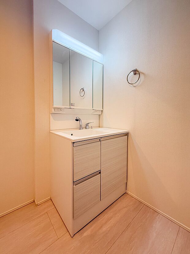 【洗面台】 十分な大きさの洗面台は、身だしなみチェックや歯磨きなど、朝の慌ただしい時間でもホテルライクなスペースで余裕とゆとりを感じて頂けます。