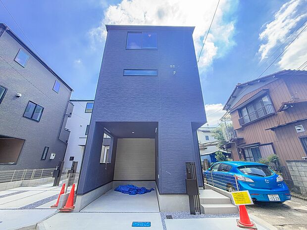 【外観】堂々たる趣ながら、主張し過ぎずどこか余裕を感じさせるシャープなフォルムで佇む邸宅は、晴天の空と照らし合わせる事で、本来あるべき完成形の姿を見せてくれます。