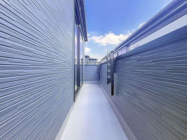 【バルコニー】澄み切った青空と、心地良い風を感じるワイドバルコニー。