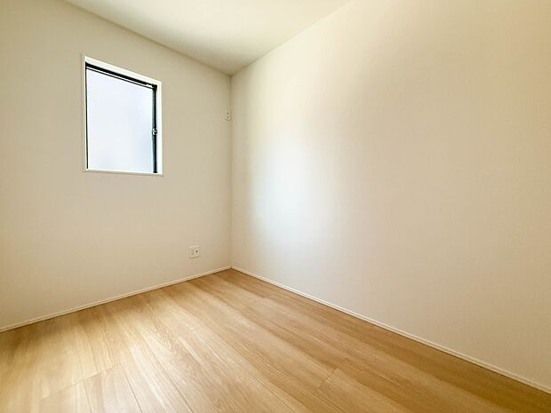 【洋室3.37帖】柔らかな陽光とフローリングの色味が調和した快適な空間。