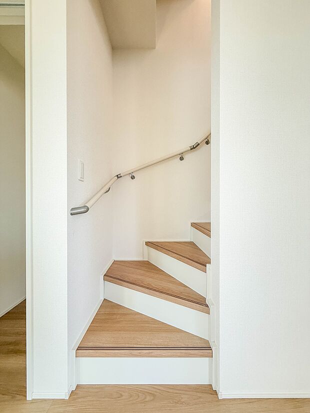 【手すり付き階段】手すりがないと階段の昇り降りで危険なことはもちろん、壁に手をつきながら歩くことで壁紙が汚れやすくなります。すべての方に快適に昇り降りしていただくため、手すりを設置しました。…