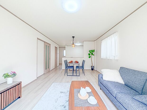 3号棟【床暖房つきLDK19.5帖+大型パントリー】インテリアショップで見掛けた「あの家具」も置ける、ゆったりとした空間。時に広さが上質な寛ぎの時間になる事も。