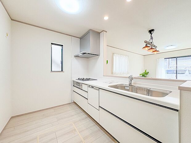 3号棟【キッチン】ナチュラルな自然光の中での調理。会話が弾む対面型キッチン。お洒落な食器類を余裕で収納できるスペース。動きやすい女性目線のキッチン動線。これからはお料理をつくる時間が劇的に変…