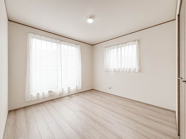 3号棟【寝室】シンプルな内装はおしゃれのポイントです。シンプルは華美より飽きがこないからです。色や模様でおしゃれ感をだす。それがシンプルイズビューティーです。